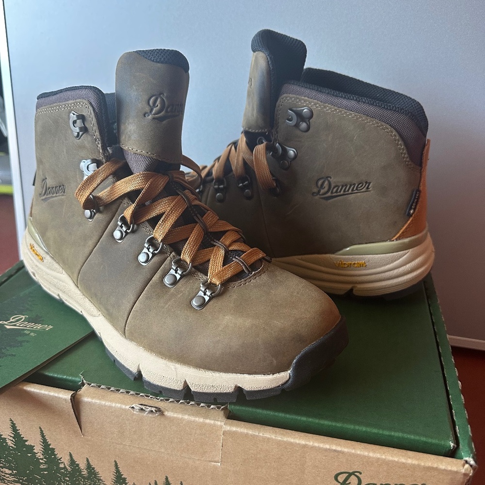 Danner Mountain 600 hiking boot womens size 9